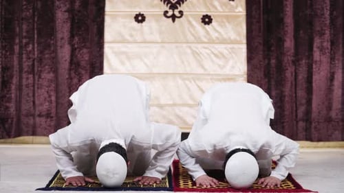 Indische Männer machen Sajdah