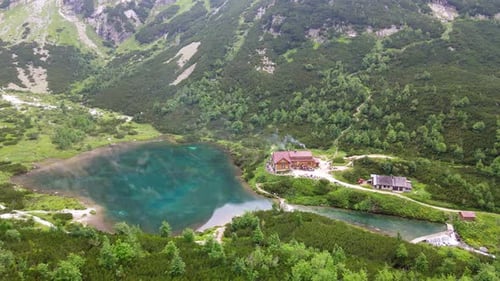 Vue aérienne du lac Zelene pleso dans les Hautes Tatras en Slovaquie
