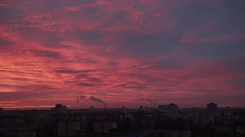 Vista superior de la puesta de sol roja de la gran ciudad