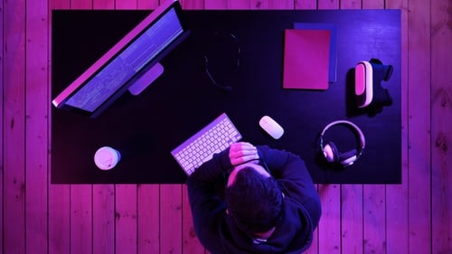Müder Programmierer schaut sich einen Prozess auf dem Computer an.