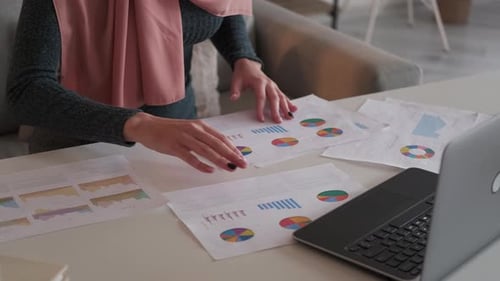 Adult Reviews Business Charts and Graphs at Table