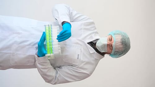 Vertikales Video: Arzt in einem Labor mit einem Reagenzglashalter.
