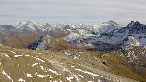 Volant à basse altitude sur un terrain escarpé à côté du refuge de montagne « Cabane des Becs de Bosson ». Première neige et