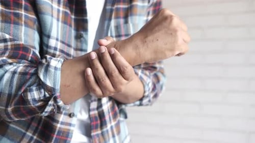 Homem sofrendo dor na mão de perto