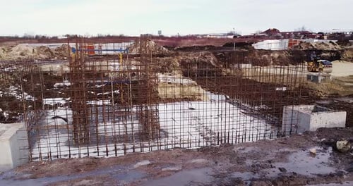 Los trabajadores de la construcción están construyendo una estructura metálica