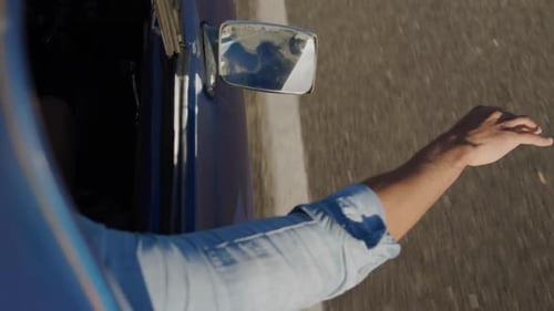 Joven en un viaje por carretera en camioneta