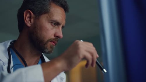 Médico usando lanterna no retrato da enfermaria