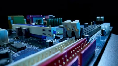 Computer-Mainboard-Mikroschaltung mit Chips, Steckplätzen, Kondensatoren und Sockel für Prozessor auf Schwarz