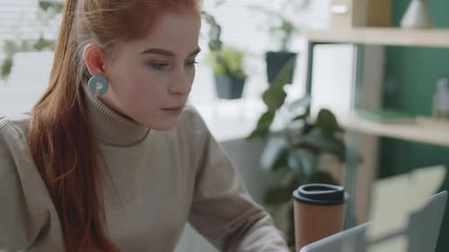 Gens d'affaires travaillant à une table de bureau avec écran en verre