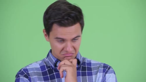 Visage d'un jeune homme hipster stressé pensant et regardant vers le bas