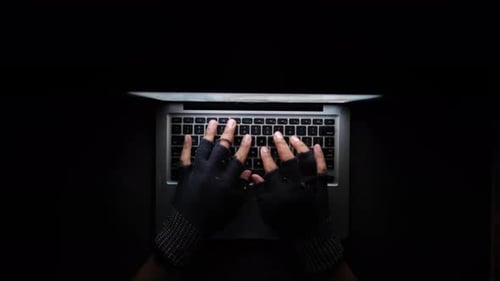 Un hacker vole des données d'un ordinateur portable de haut en bas