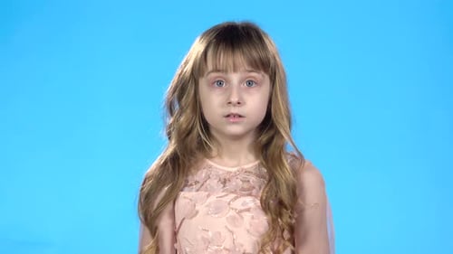 Chica mirando a la cámara y actuando como si se preguntara