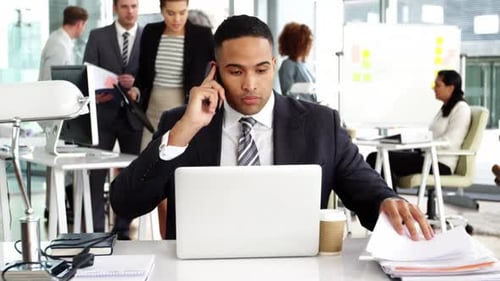 Des gens d'affaires donnant du travail à un homme d'affaires