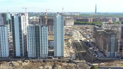 Casas nuevas e inacabadas en el sitio de construcción