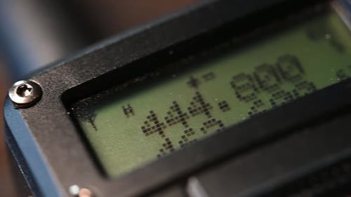 langsam von unten nach oben über ein HAM-Radio gleiten