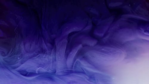 Lila Tinte löst sich in Wasser auf