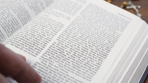 Der Priester liest die Heilige Bibel