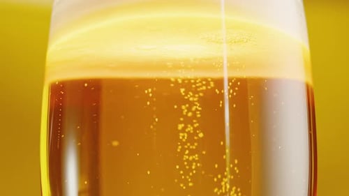 Schaumiges Bier im Glas Nahaufnahme