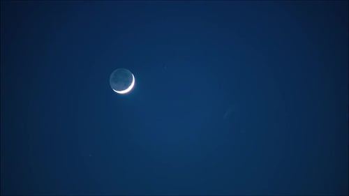 Zeitraffer von Tag zu Nacht: Der Mond schwebt am Himmel