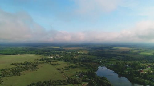 Survol rapide et fluide du lac et du village