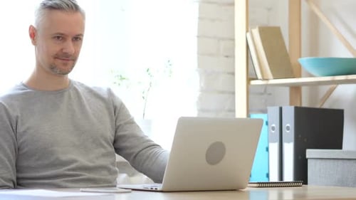 Hombre de mediana edad esperando en el trabajo para el cliente