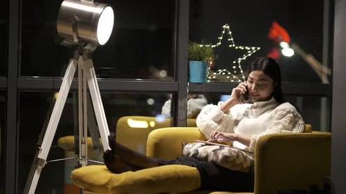Frau spricht auf dem Smartphone