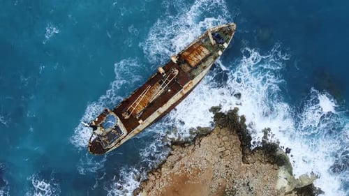 Wrack versunkenes Schiff im Meer oder Meer Umweltkatastrophe Altes rostiges Schiff im Flachwasser