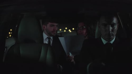 Mann mit seinem Kollegen sitzt auf dem Rücksitz des Autos
