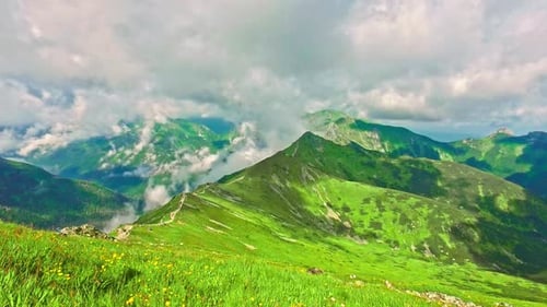 Gipfel von Kasprowy Wierch und grünes Tal im Sommer, Polen