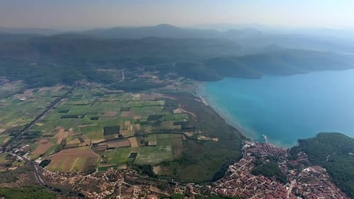 Una pequeña ciudad en una bahía boscosa y fértil llanura aluvial junto al mar