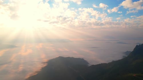 Vue aérienne depuis un Drone, rayon de soleil épique sur les nuages, les montagnes. Vue aérienne 4K au lever du soleil