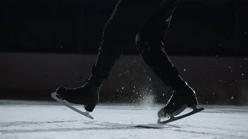 Un sportif danse sur la glace en effectuant une séquence de pas sur la patinoire en gros plan des pieds debout sur des cure-pieds