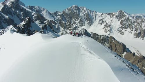 Menschen auf dem Gipfel des Berges bei sonnigem Tag. Luftbild