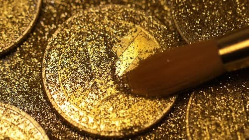 La brosse nettoie la pièce L fabriquée comme monnaie à partir de la macro Sparkles
