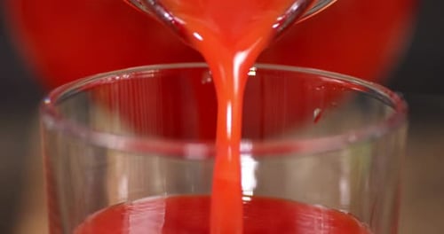 Du pichet, versez le jus des tomates.
