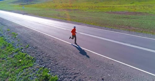 Flug in geringer Höhe vor einem sportlichen Mann auf der Perfect Asphalt Road