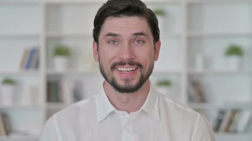 Lächelnder Mann schaut in die Kamera