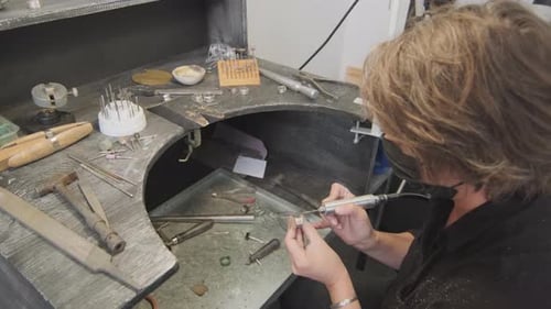 Juwelier arbeitet im Studio an Metallring