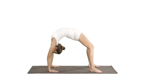 Fille de yoga sportive exécutant Chakrasana Urdva Dhanurasana