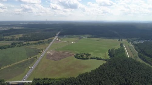 Vista aérea da rodovia com carros. 01