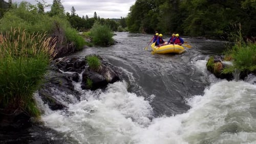 Foto aérea de personas haciendo rafting en aguas bravas en el río Rouge, Oregon