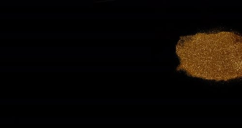 Goldener Glitzer fällt auf schwarzen Hintergrund, Zeitlupe 4K