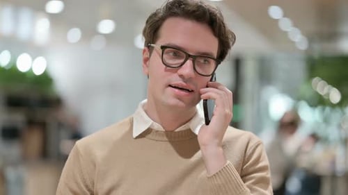 Mann spricht auf dem Smartphone
