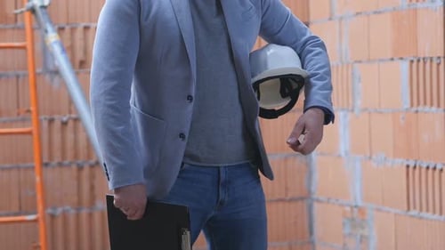 Retrato de un constructor en una obra de construcción