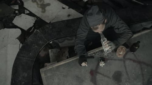 Obdachloser, kaukasischer Drogenkonsument und