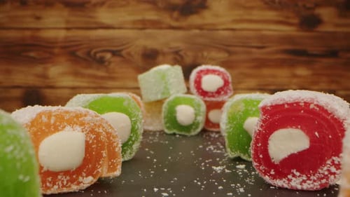 Bunte türkische Genussbonbons auf Holzuntergrund Video vergrößern
