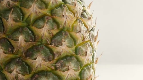 Tropical Ananas comosus Struktur 4K 2160p 30fps UltraHD kippbares Filmmaterial - Nahaufnahme der exotischen Ananas