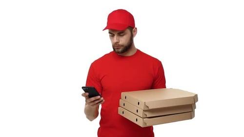 Lieferjunge in roter Uniform hält einen Stapel Pizzaschachteln in der Hand und überprüft die Bestellung auf dem Handy