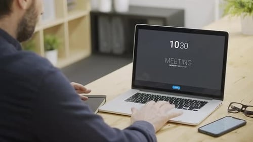 Rückansicht eines Geschäftsmannes, der von zu Hause aus an einem Remote-Anruf mit multiethnischen Kollegen teil
Geschäft