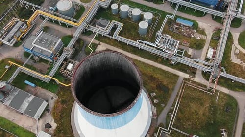 Luftbewegung über dem blau-weißen Kühlturm an der Station